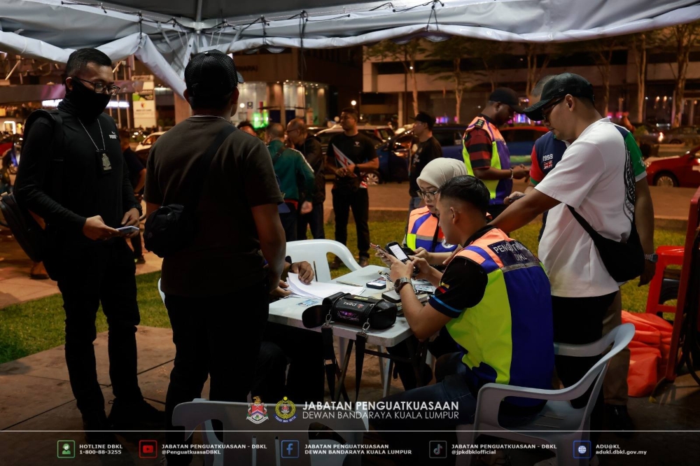 No let-up for KLCC ‘photo touts’ as DBKL seizes more cameras in latest ‘Op Lens’ raid