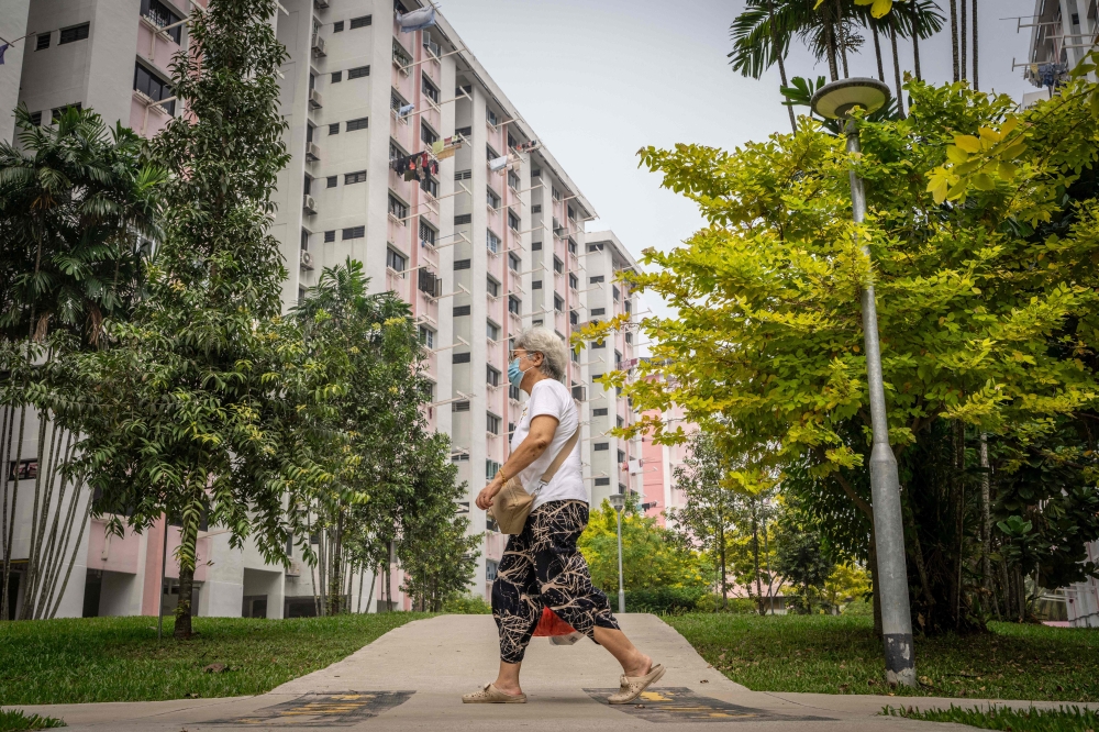 Singapore haze remains unhealthy despite showers, with PSI forecast to hit 220