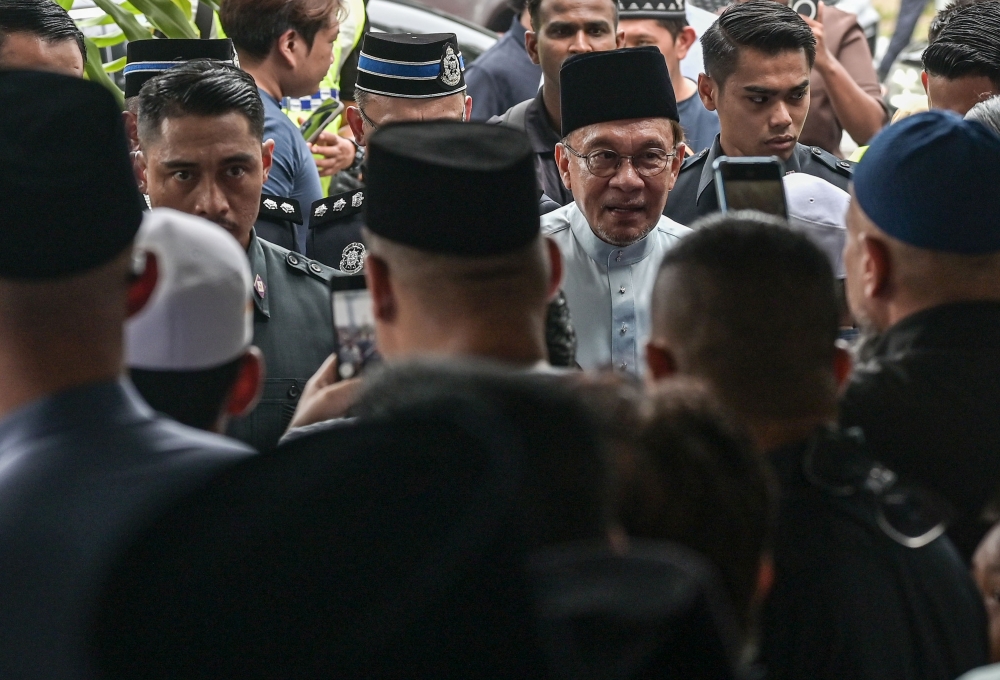 Anwar apologises over Waze ban linked to Israel, says national security comes first (VIDEO)