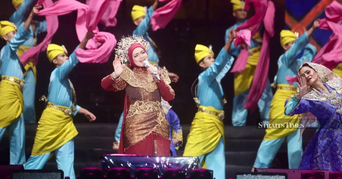 #SHOWBIZ: PM Anwar joins 63,000 fans for Siti Nurhaliza’s rain-drenched Bukit Jalil concert