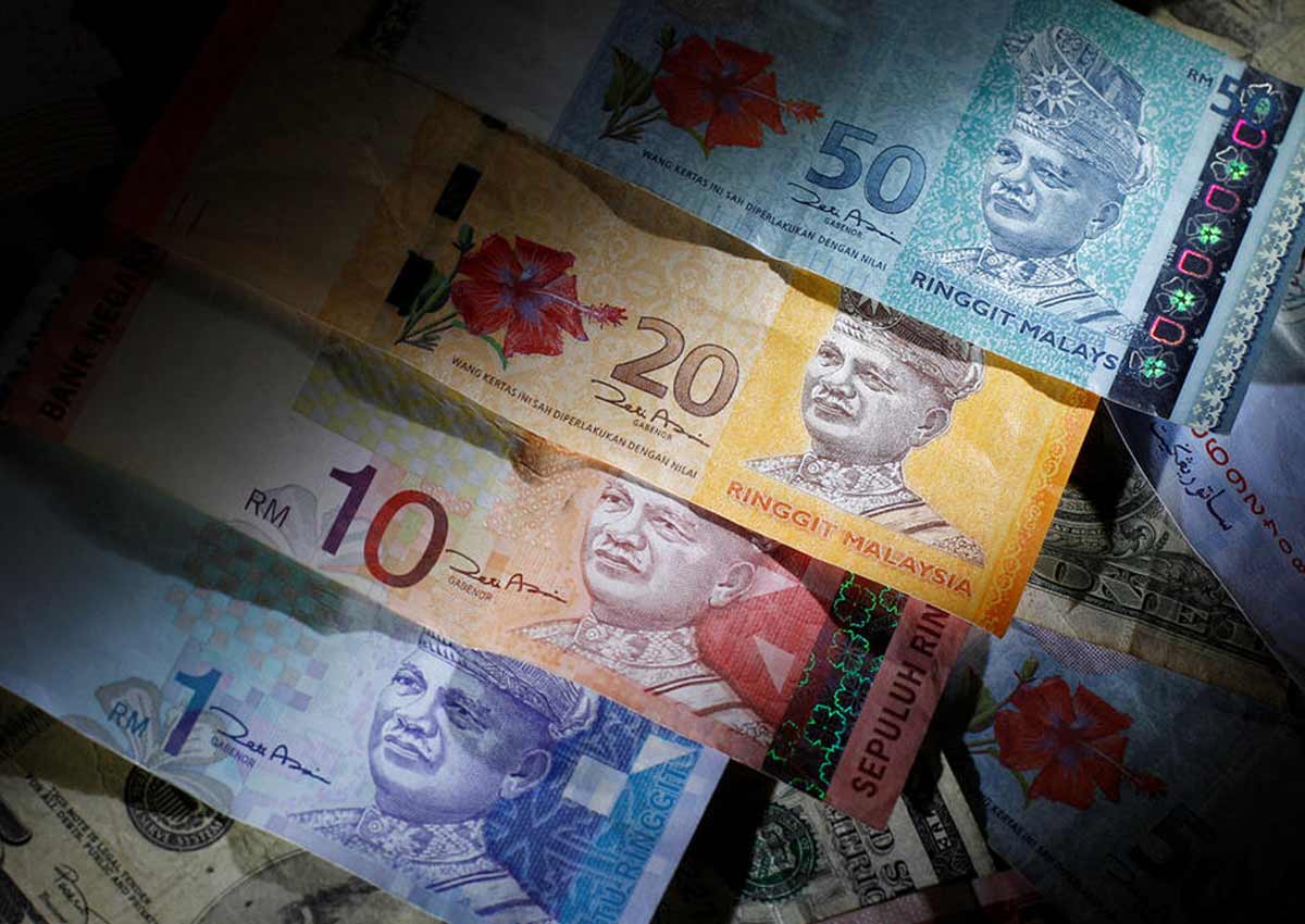 Should Singaporeans be happy when the Malaysian ringgit slumps?