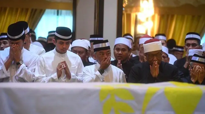 Malaysian King pays respects to late father, former Pahang ruler Sultan Ahmad Shah