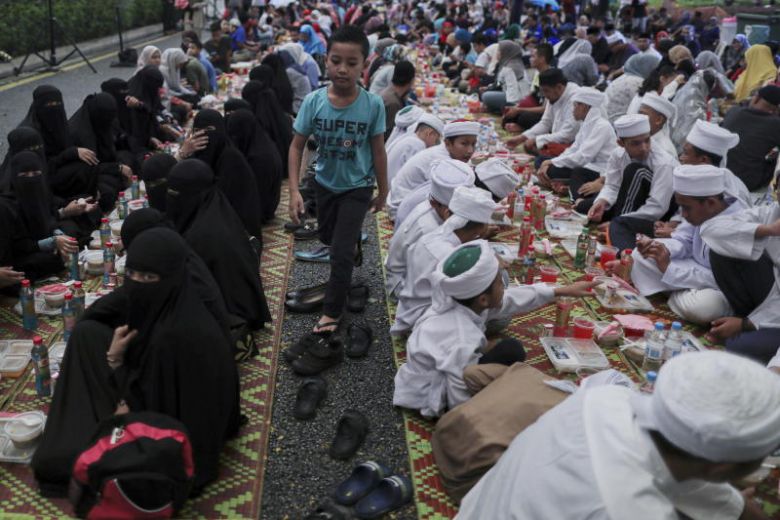 Malaysian officials go undercover to spy on fasting Muslims