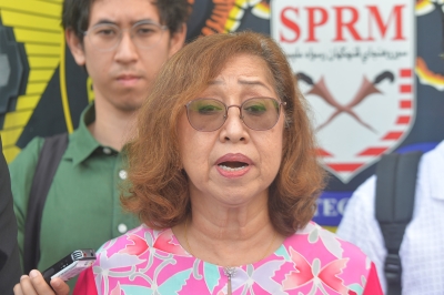 Daim’s wife Na’imah gets back passport from court to go overseas for art show and work, until June 30