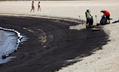 Singapore oil slick closes beaches on resort island