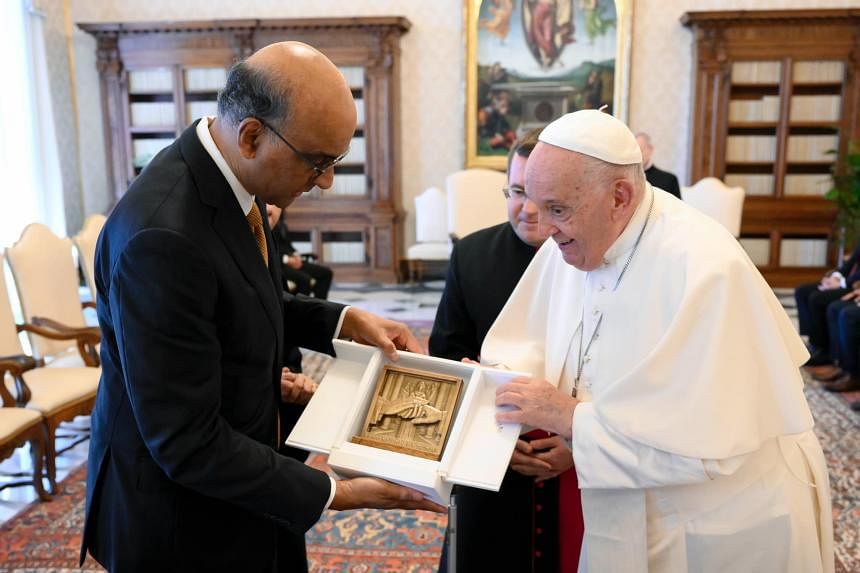 President Tharman meets Pope Francis in Rome