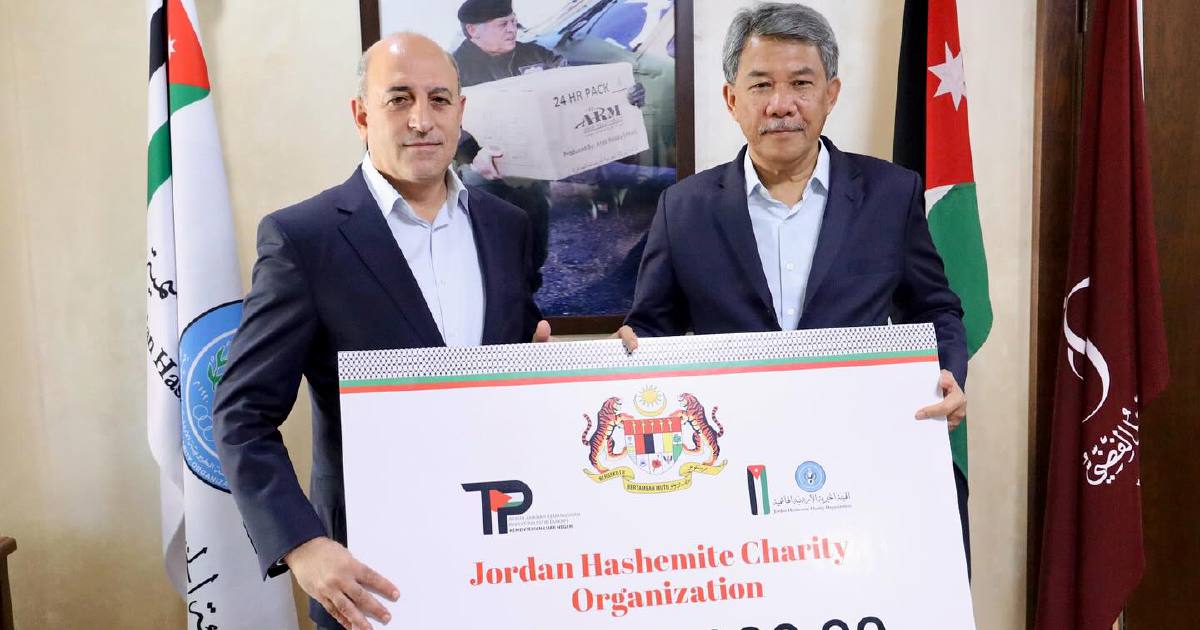 Foreign minister presents USD500,000 donation to Gaza aid mission in Jordan