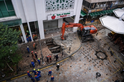 KL police chief: History of soil slip at spot where sinkhole swallowed woman who is still missing (VIDEO)