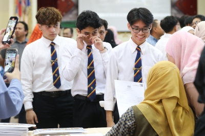 Should schools ban smartphone and AI use? Here’s what Malaysians think