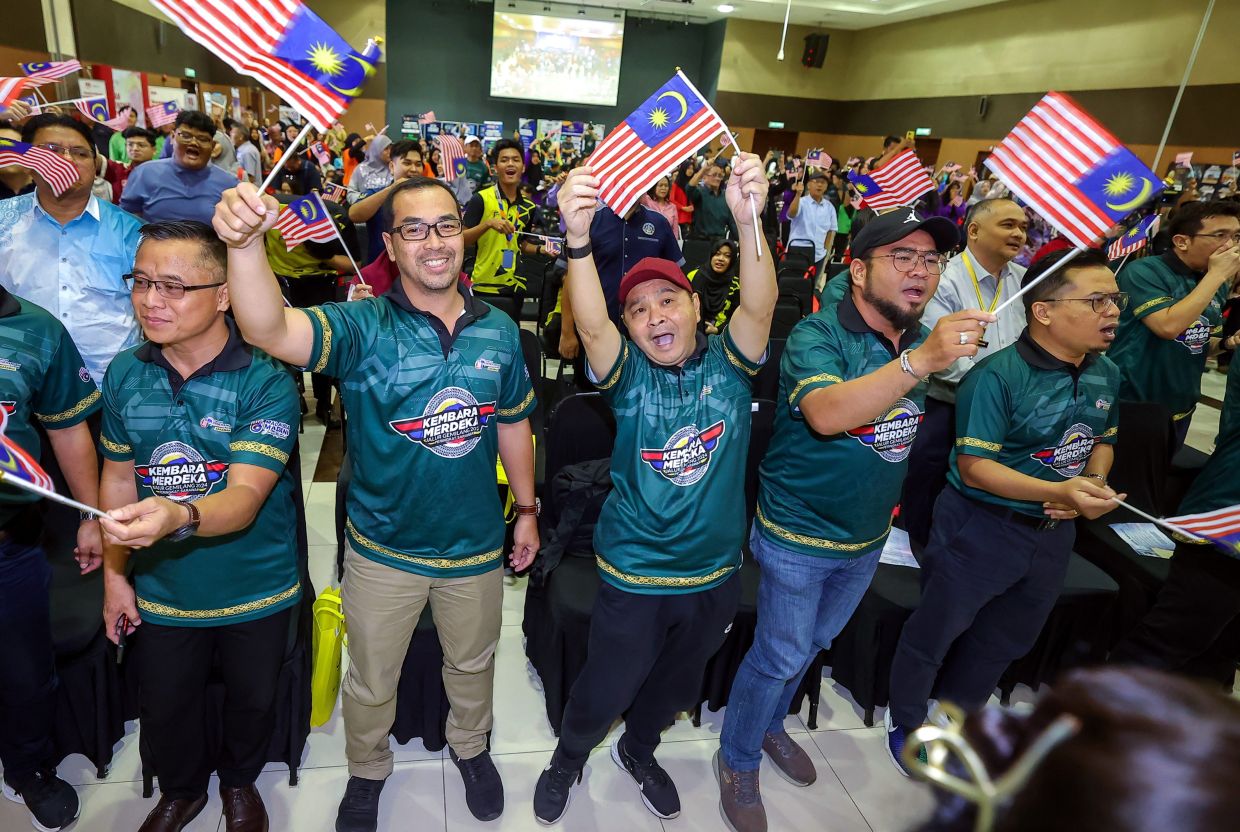 Fly the Jalur Gemilang all year round, not just in August, urges DPM Fadillah