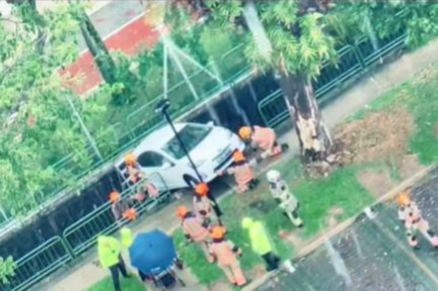 Driver trapped in seat rescued after car accident in Toa Payoh