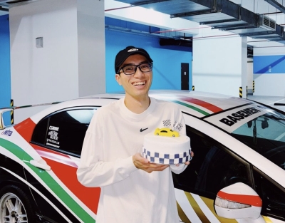 Singapore man says tearful goodbye to beloved Honda Civic, hugging it before it gets scrapped (VIDEO)