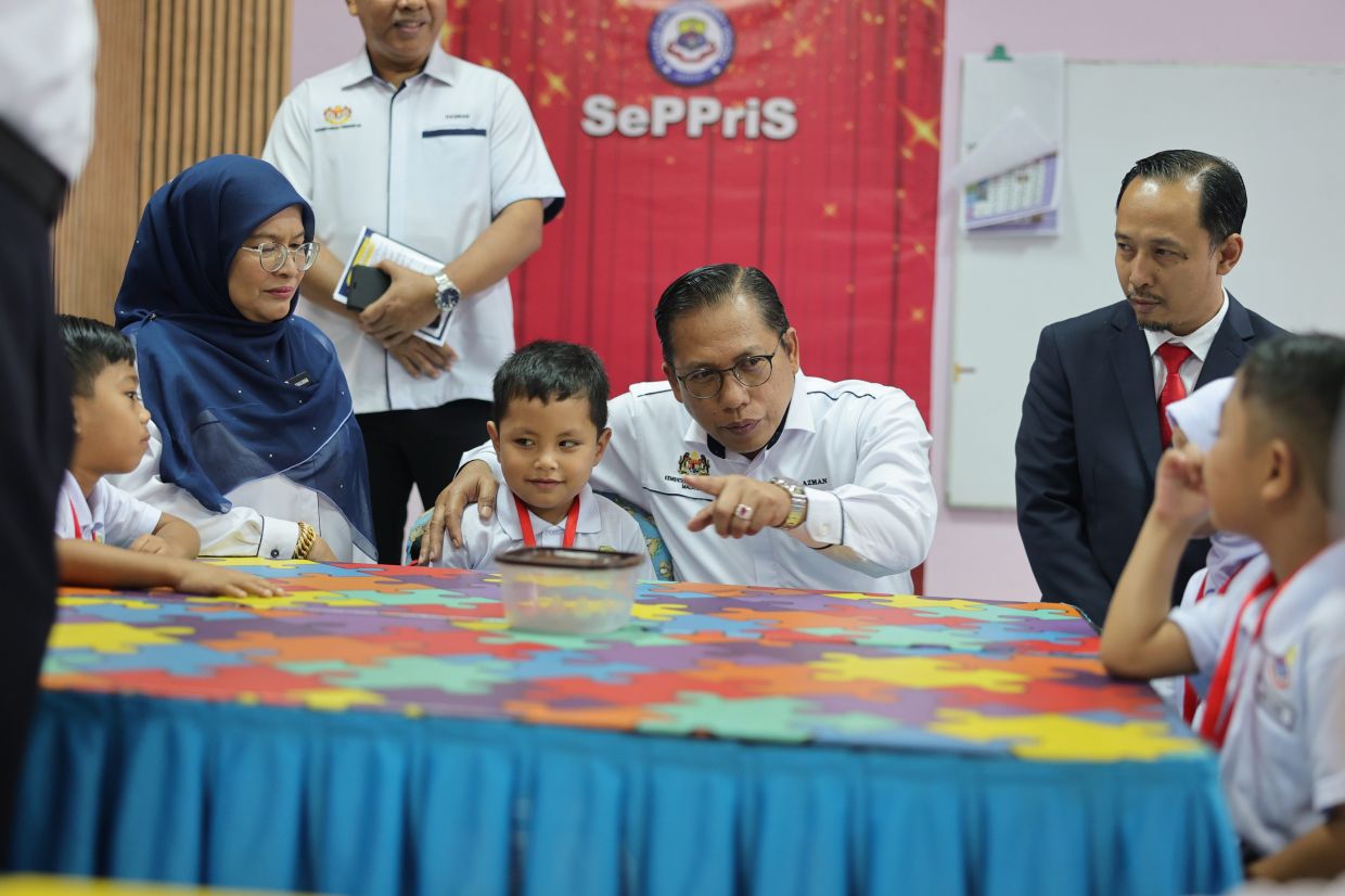 Recycled exercise book aid programme targets 100,000 B40 students, says Education DG