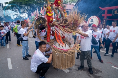 Record-breaking 88-metre Fire Dragon blazes through Kuching in dazzling display of heritage