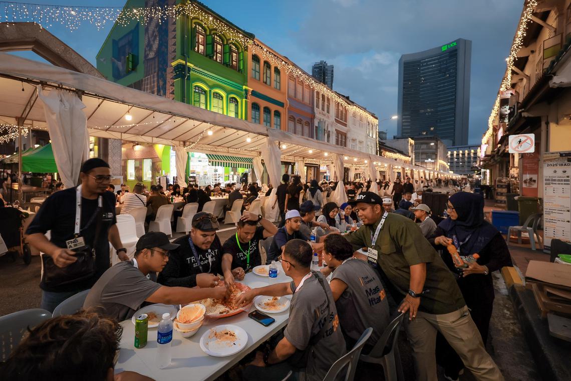 Around 1,000 attend mass break-fast meal at Kampong Glam