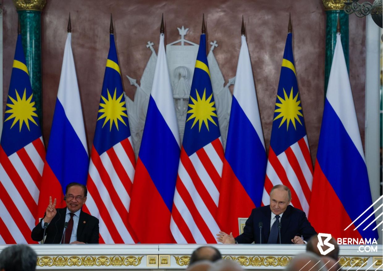 Anwar raises MH17 issue with Putin during Moscow visit
