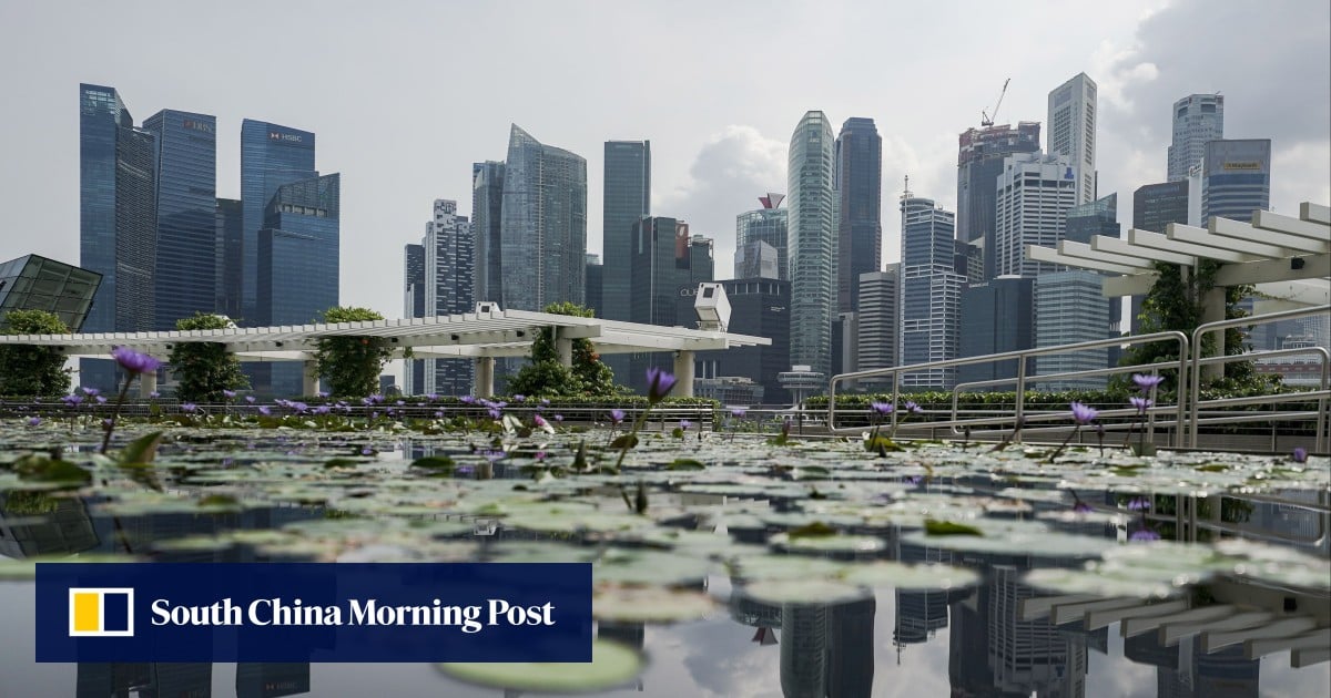 Singapore dollar’s top-performer spot in doubt amid inflation, growth concerns