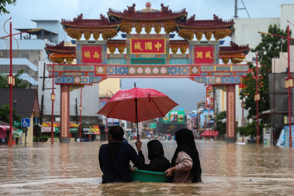 Malaysia to coordinate with Thailand to aid 4,000 Malaysians stranded by Hat Yai floods