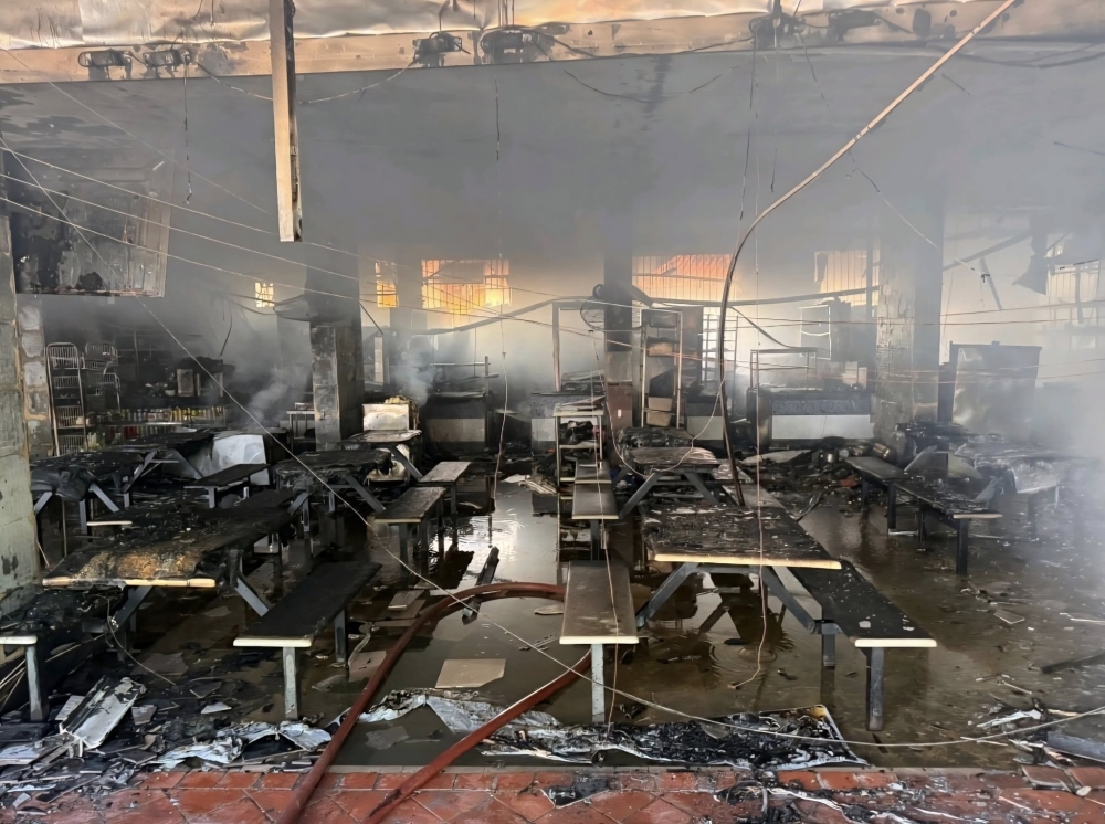 Dark smoke rises as fire engulfs Telok Blangah Heights coffeeshop, cause under investigation (VIDEO)