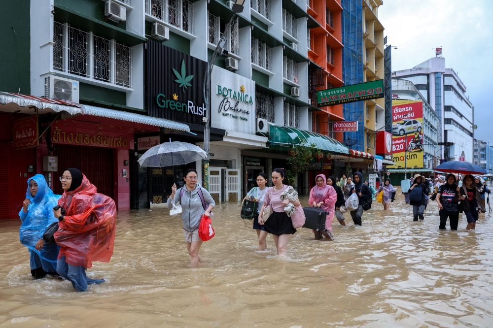 Singapore PM thanks Malaysia and Thailand as 822 citizens evacuated from Hat Yai floods