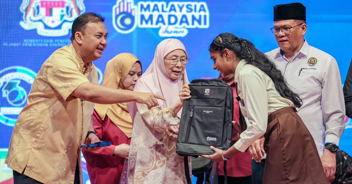 1,821 Form Five students in Bandar Tun Razak get school aid