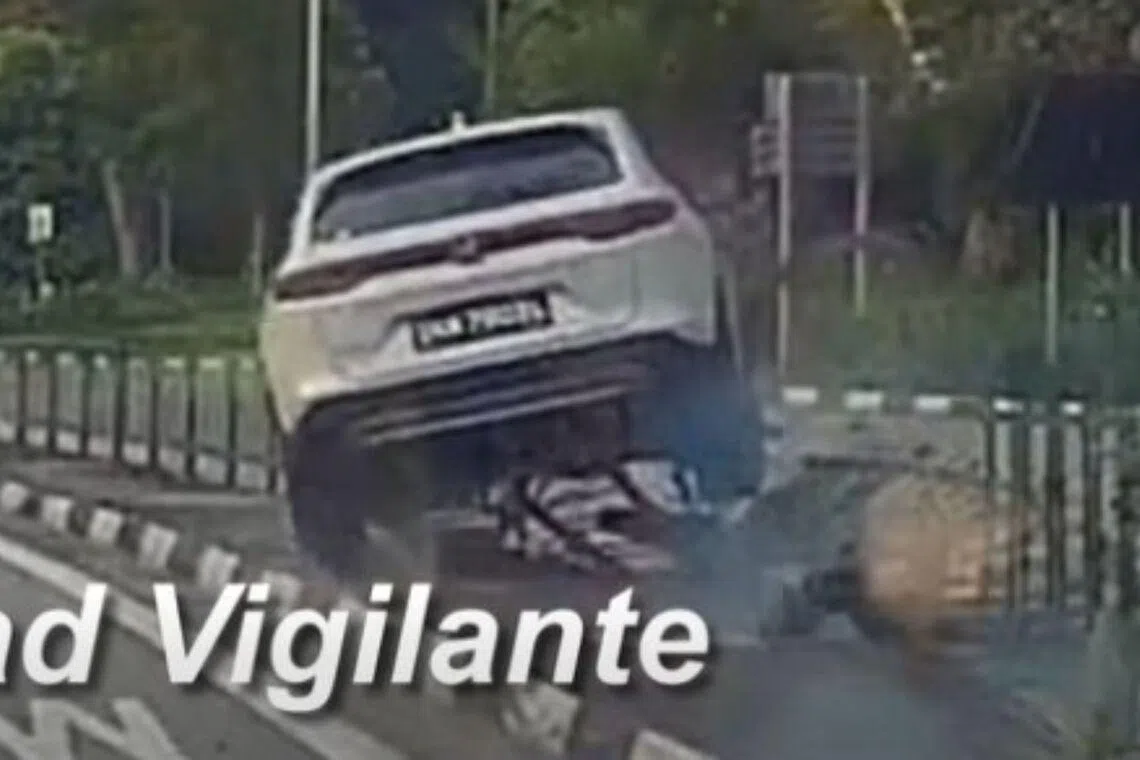 Driver helping police with investigations after crashing into road divider in Upper Thomson