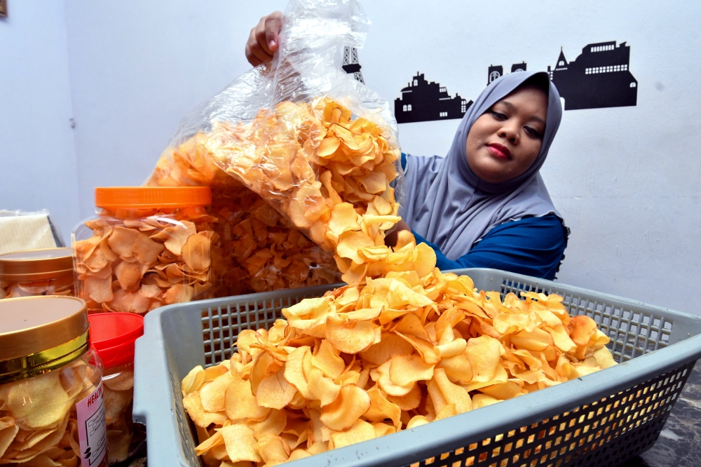 Arrowhead chips or ‘kerepek ngaku’ from Kelantan fly off shelves in Singapore, Brunei for Lunar New Year