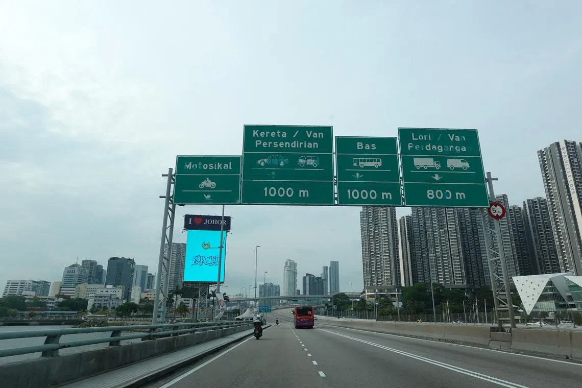 Singapore travellers to Malaysia lose k to scam texts impersonating LTA