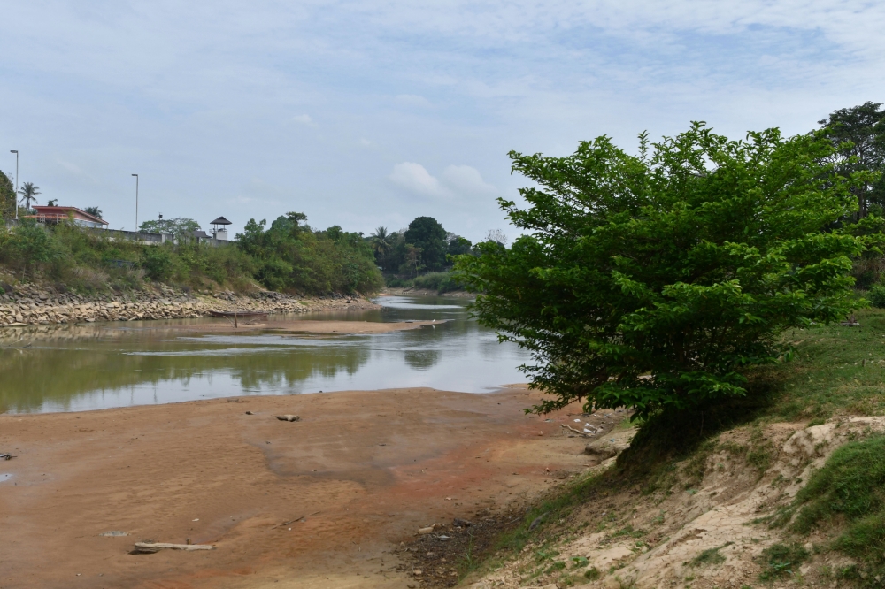 Border at a glance: Sungai Golok low waters bring Thailand closer to Rantau Panjang