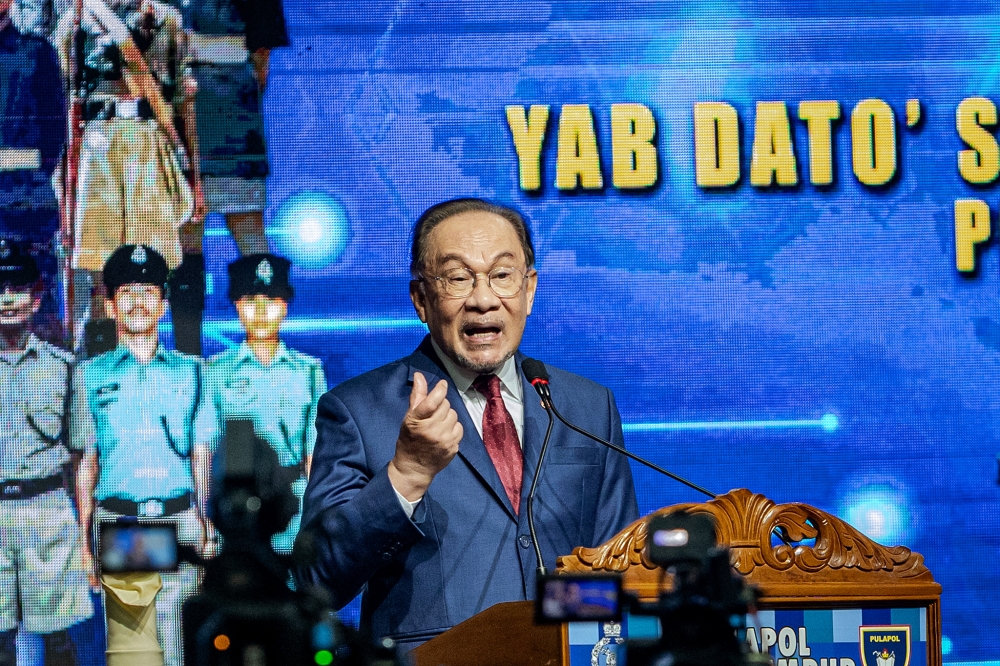 Anwar welcomes Pakistan’s proposal to host US–Iran dialogue, says diplomacy must prevail (VIDEO)