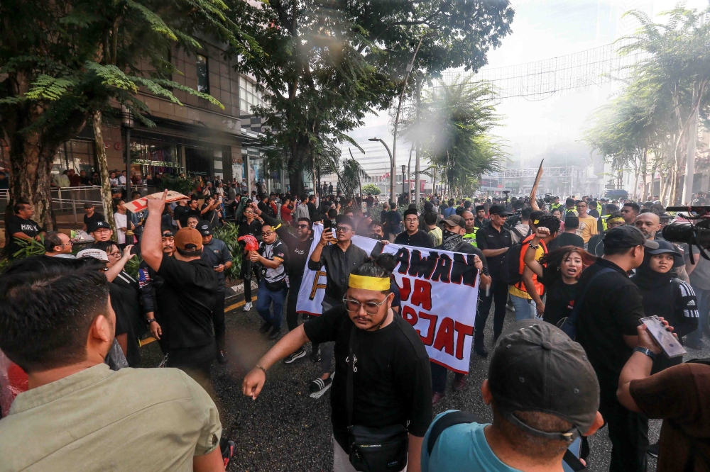 At ‘Tangkap Azam Baki’ rally, protesters call for RCI, say fireworks were ‘sabotage’