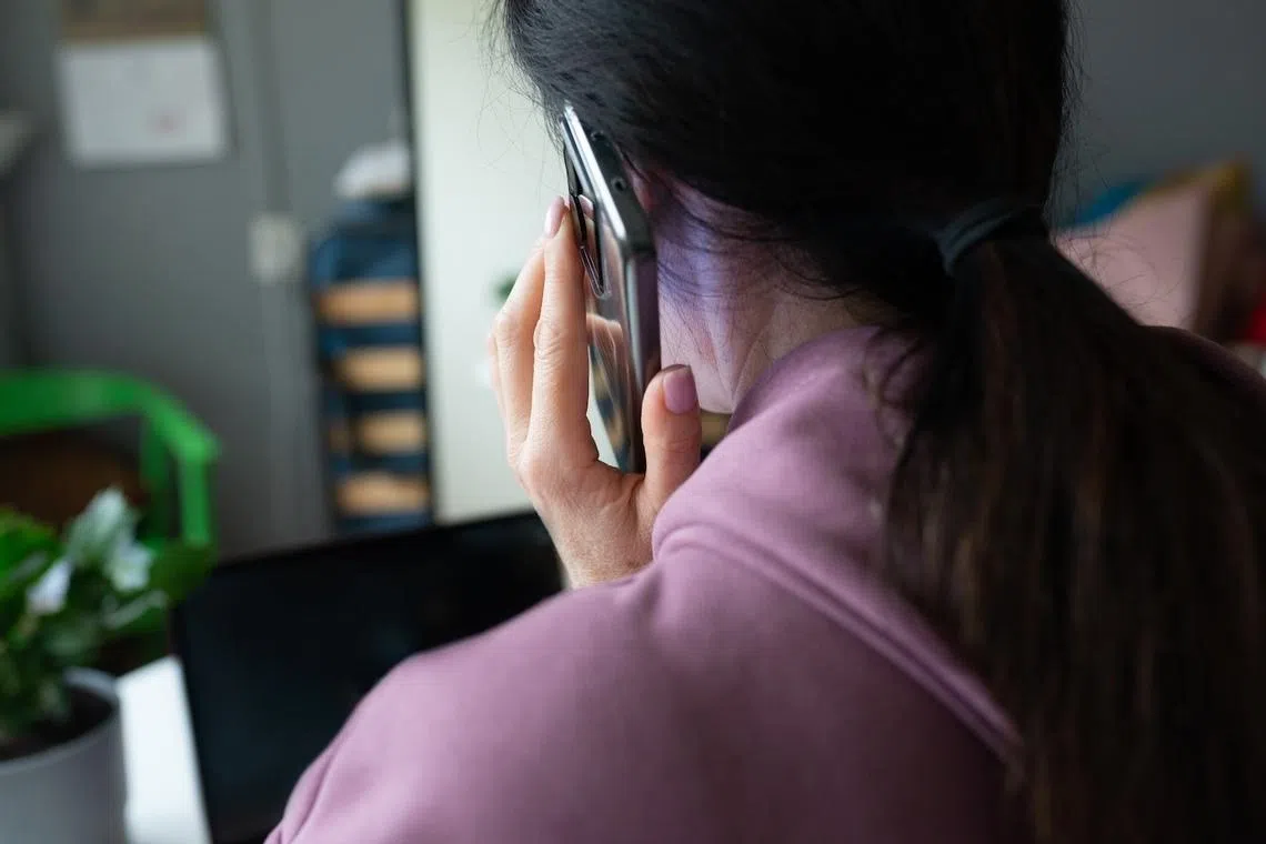 Woman loses ,000 in government officials impersonation scam