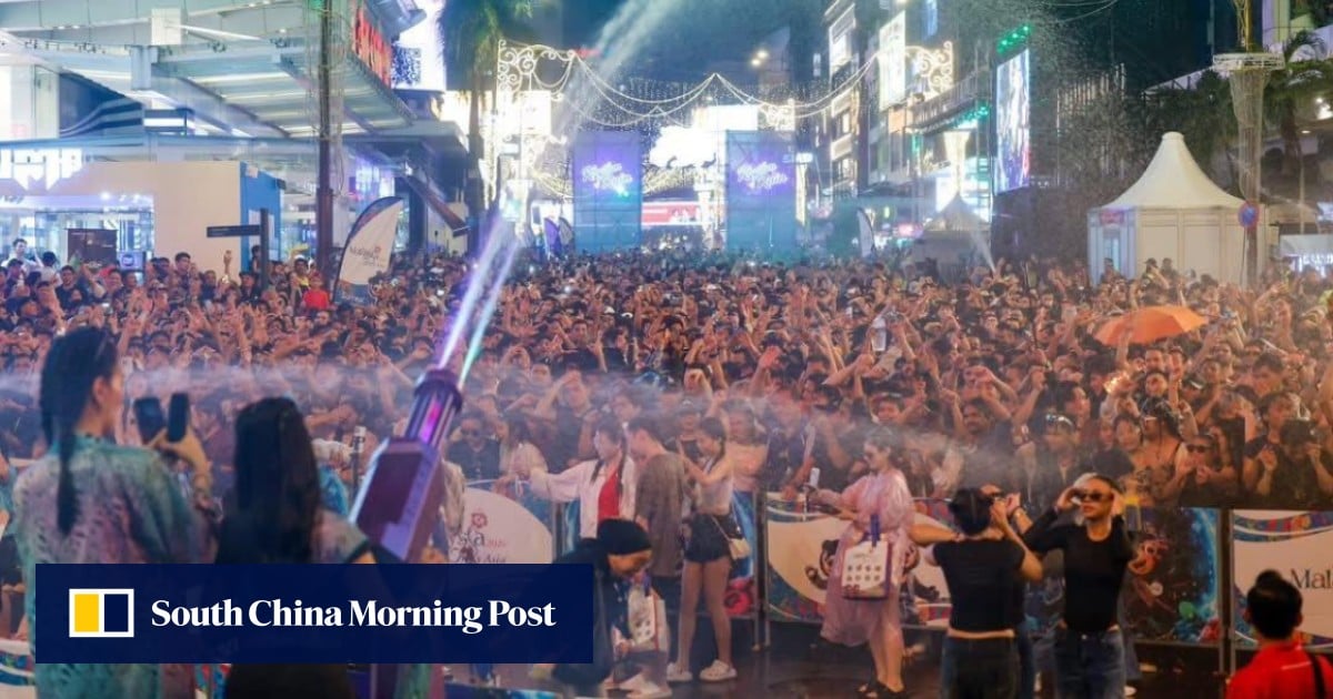 Crowd disarms knife-wielding woman at Malaysia water festival
