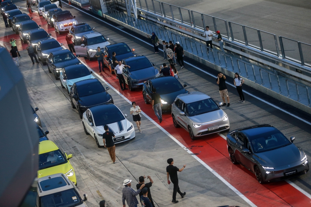 Sepang goes electric as over 100 EV owners experience racing at SoyaCincau x Dongfeng track day