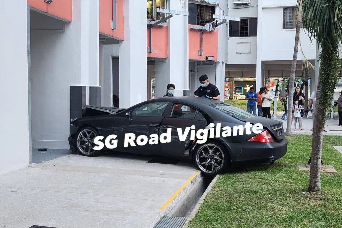Man arrested for possessing stun device, suspected drug offences after crashing car in Yishun