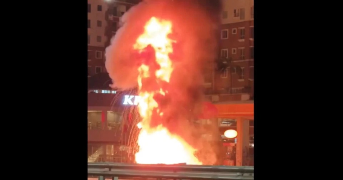 [WATCH] Fire damages fuel price signboard at BHP petrol station in Kuala Lumpur