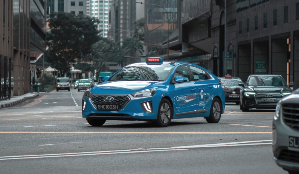 Singapore mother brings taxi to a halt after driver collapses on expressway, police investigating
