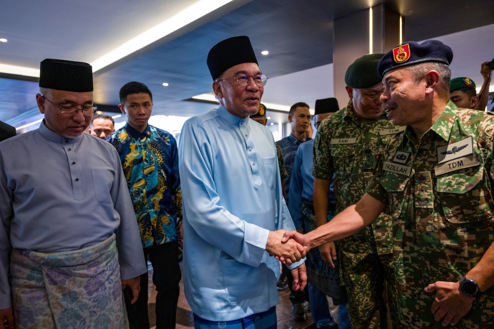 Anwar questions RM330m gap in proposed Felda hotel sale, orders full report