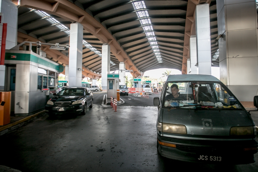 MyBorderPass down at KSAB bus and motorcycle lanes, travellers advised to switch to Immigration counters or MyNIISe
