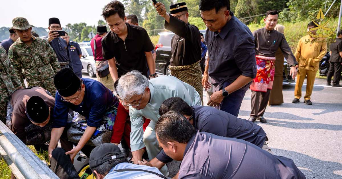Pahang Sultan stops convoy, helps accident victims on Pan Borneo Highway