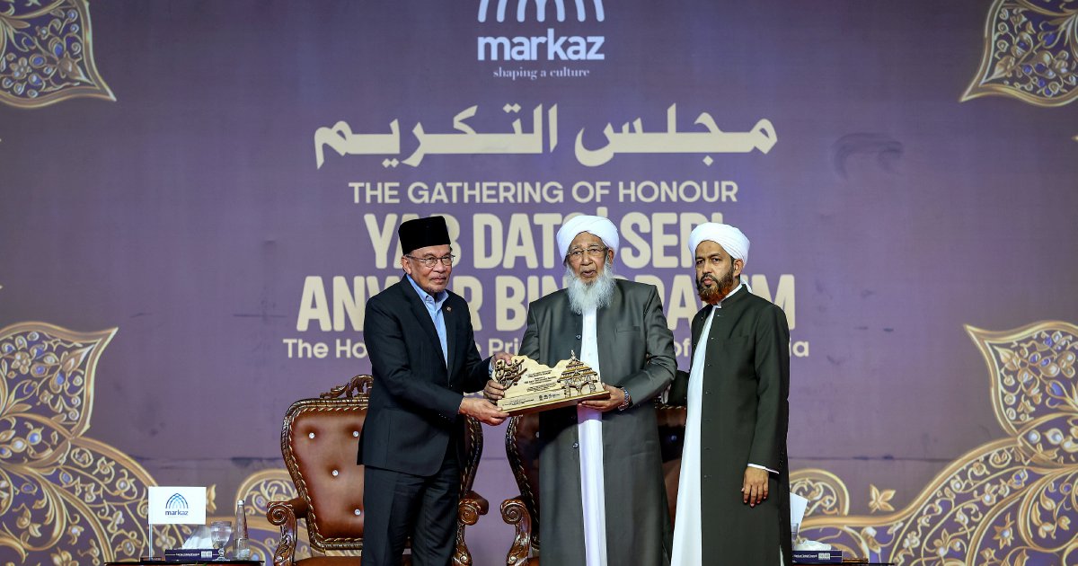 Anwar bestowed Sheikh Abu Bakar Foundation Excellence Award