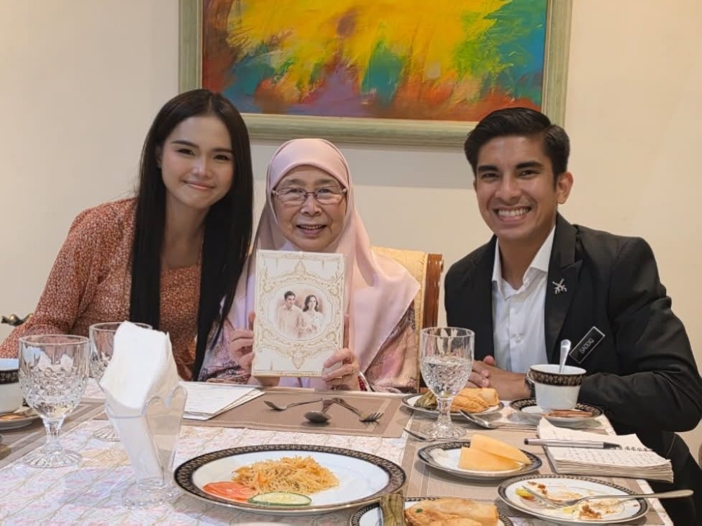 Syed Saddiq, Bella Astillah pay courtesy visit to wan azizah with wedding card in hand