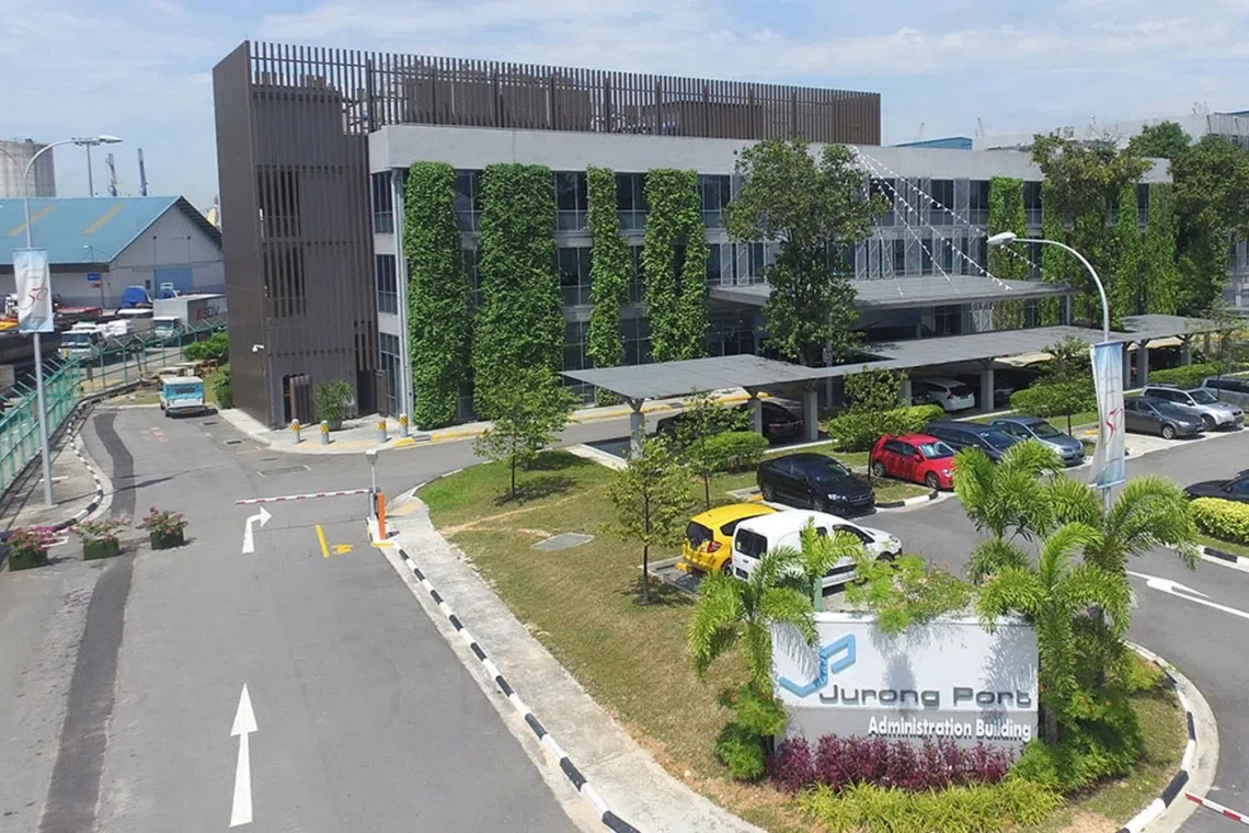 Worker dies after being struck by hose at Jurong Port Road construction site; MOM investigating