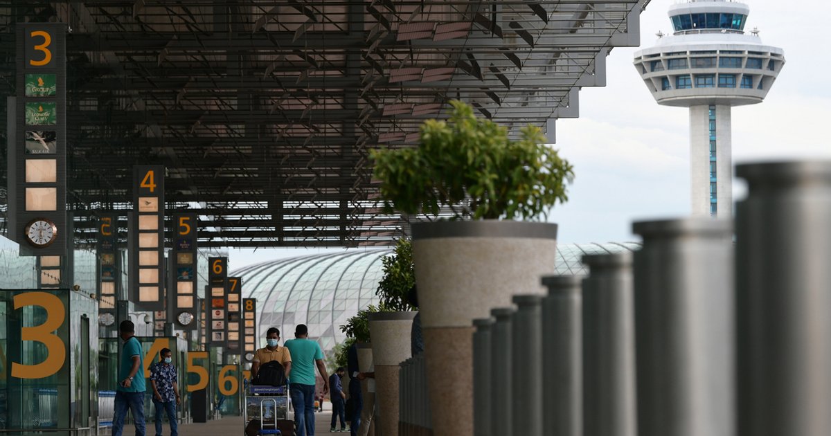 Two men to be charged over stolen bank cards on flight