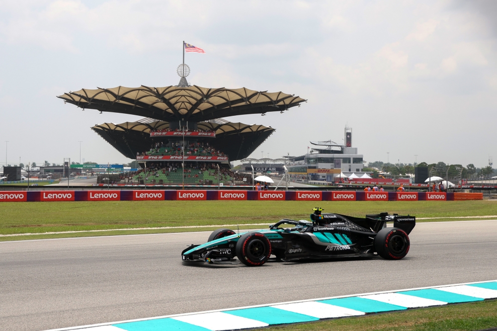 Anwar visits Sepang for F1 GP qualifying round, attends welcome dinner hosted by Bahrain crown prince