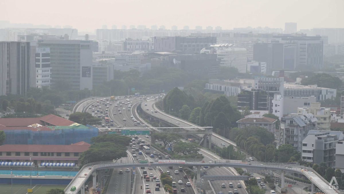 Hourly PM2.5 elevated in four regions across Singapore; PSI unhealthy in western and central regions