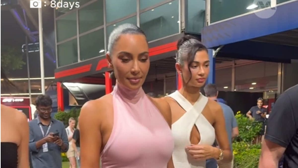 Kim Kardashian has just arrived in Singapore! Walking from