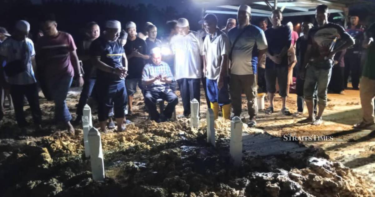 Three siblings killed in Pontian crash buried in single grave